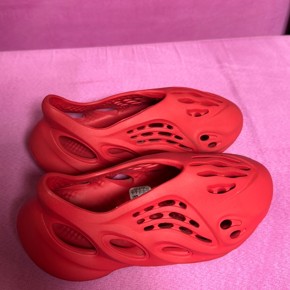 YEEZY FOAM RUNNERS SIZE 7